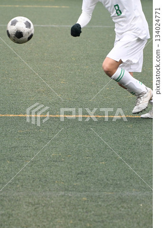 運球的足球運動員 134024771