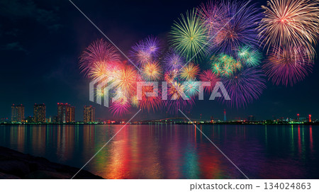 夜幕降臨，城市中心林立的摩天大樓和璀璨的煙火照亮了夜空。 134024863