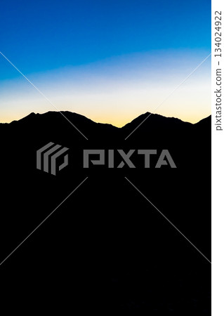 從百劍平眺望荒川三山（荒川中岳與惡澤岳）的山脊線，正值藍調時刻。攀登南阿爾卑斯山的赤石岳。 134024922