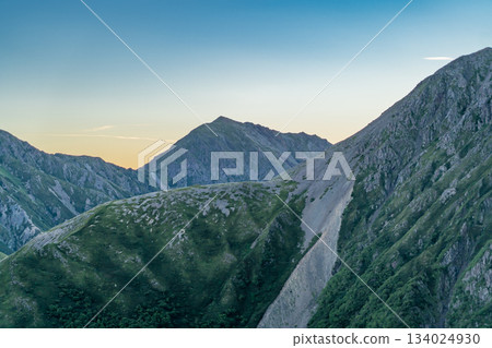 在魔幻時刻從百劍平眺望惡澤岳。攀登南阿爾卑斯山的赤石岳 134024930