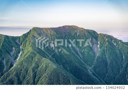 在魔幻時刻從百劍平眺望聖山（前聖山和奧聖山）。攀登南阿爾卑斯山的赤石山。 134024932