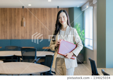 在辦公室工作的女商人 134025034