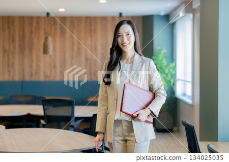 在辦公室工作的女商人 134025035