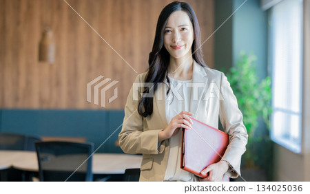 在辦公室工作的女商人 134025036