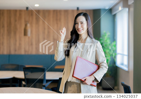 在辦公室工作的女商人 134025037