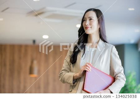 在辦公室工作的女商人 134025038