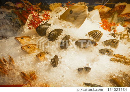 海鮮特輯照片:漁市冷凍與新鮮魚類 海鮮特輯照片:漁市冷凍與新鮮魚類 134025584