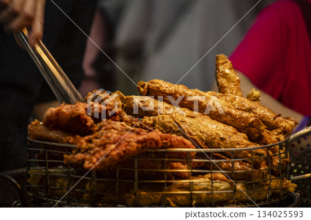 亞洲街頭美食:美味、熱辣、令人興奮的台灣風味小吃 亞洲街頭美食:美味、熱辣、令人興奮的台灣風味小吃 134025593