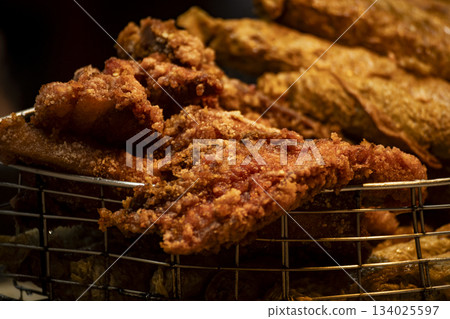 傳統家常菜:用醬汁烹調的傳統紅燒肉 傳統家常菜:用醬汁烹調的傳統紅燒肉 134025597