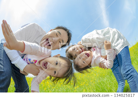 一家四口在油菜花田玩耍 134025817