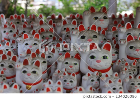 東京世田谷區豪德寺內有許多招手的貓 134026086