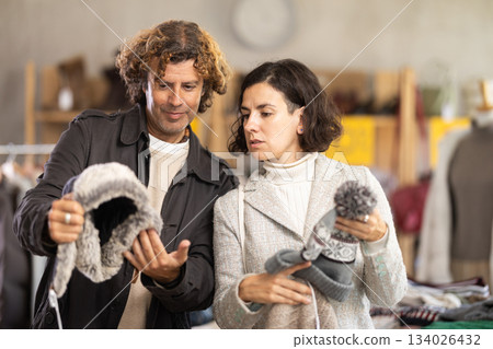 International couple search and choose knitted hat in store 134026432
