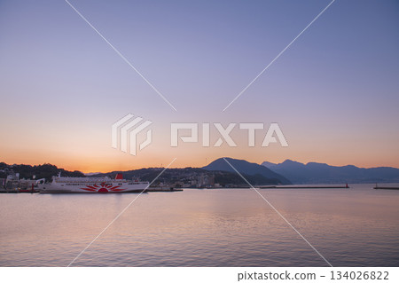 黃昏時分，停泊在別府灣的船隻，以及西大分港平靜的海景。 134026822