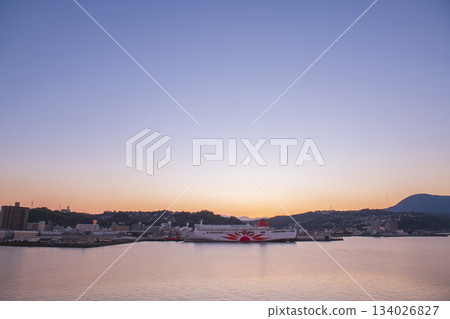 黃昏時分，停泊在別府灣的船隻，以及西大分港平靜的海景。 134026827