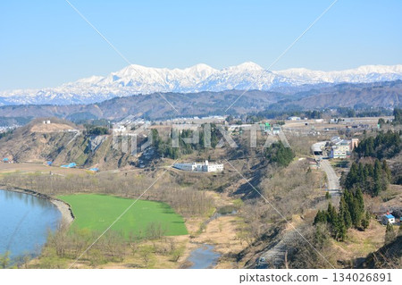 初春的積雪覆蓋著越後三座山和信濃川 134026891