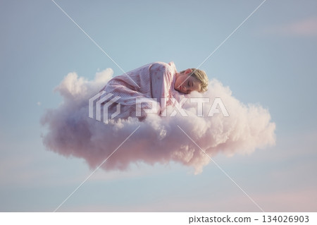 夢境中，一個奇幻的人物睡在雲端。 134026903