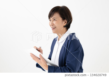 一位身穿白大褂的女士正在進行醫療問診 一位身穿白大褂的女士正在進行醫療問診 134028749