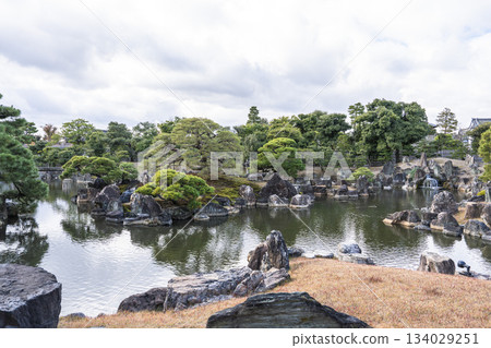 京都府京都市中京區二條城二之丸庭園的深秋景色 134029251