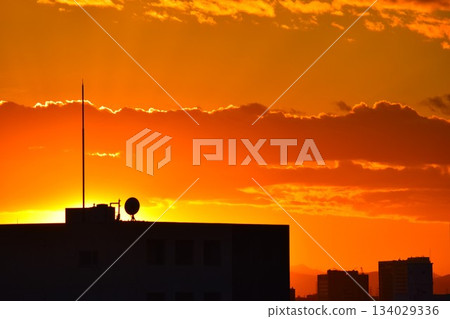 絢麗多彩的日落雲彩每時每刻都在變換形狀。 134029336