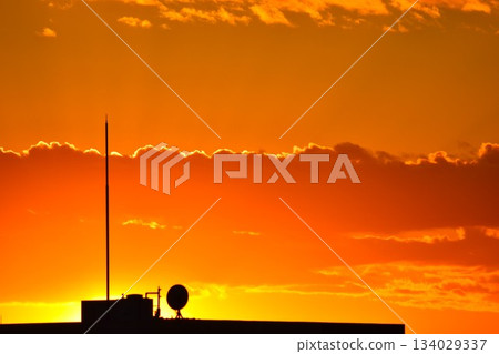 絢麗多彩的日落雲彩每時每刻都在變換形狀。 134029337