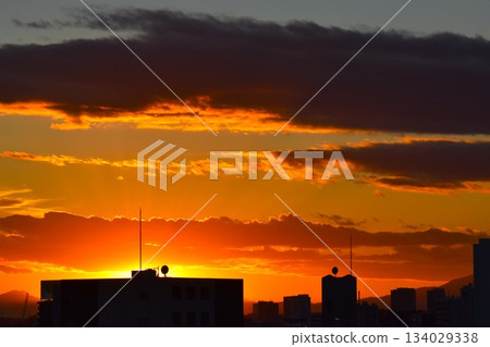 絢麗多彩的日落雲彩每時每刻都在變換形狀。 134029338