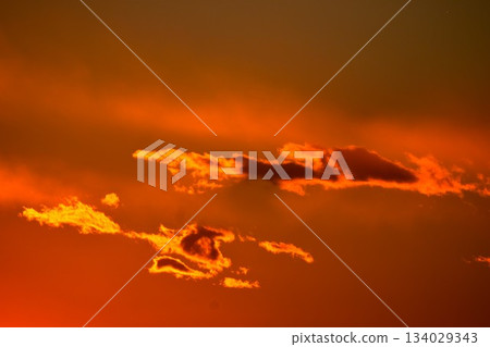 絢麗多彩的日落雲彩每時每刻都在變換形狀。 134029343
