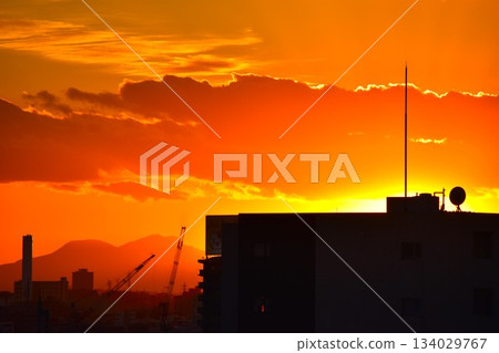 絢麗多彩的日落雲彩每時每刻都在變換形狀。 134029767