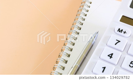 書寫工具和計算機空白處 書寫工具和計算機空白處 134029782