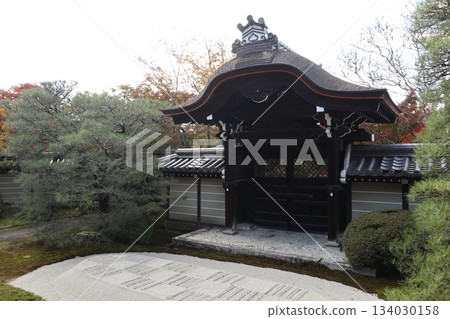 Autumn leaves at Eikando Zenrinji Temple in Kyoto 134030158