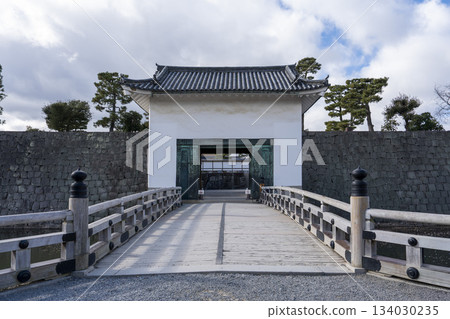 Nijo Castle in late autumn: Honmaru Yaguramon Gate and Higashibashi Bridge, Nakagyo Ward, Kyoto City 134030235