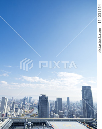 藍天下的大阪城市全景 134031364
