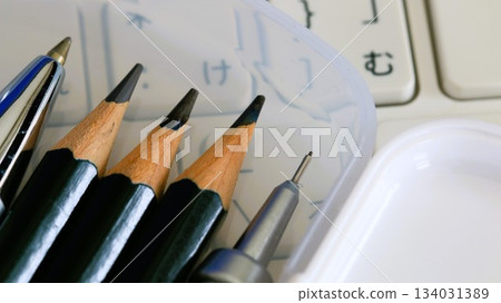 書寫工具和電腦 書寫工具和電腦 134031389