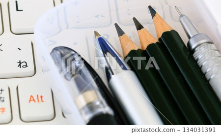 書寫工具和電腦 書寫工具和電腦 134031391