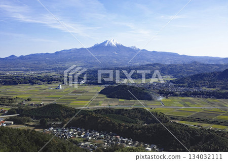 Mount Fuji in late autumn as seen from Hahazukayama 134032111