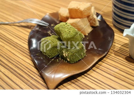 Japanese matcha and soybean flour mochi platter 134032304