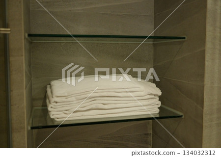 玻璃架上散落著乾燥的白色絨毛。 134032312