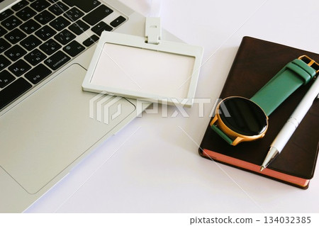 電腦和員工身分證、辦公工具、辦公用品 電腦和員工身分證、辦公工具、辦公用品 134032385