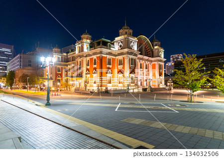 Osaka Prefecture: Night view of Osaka City Central Public Hall and Nakanoshima 134032506