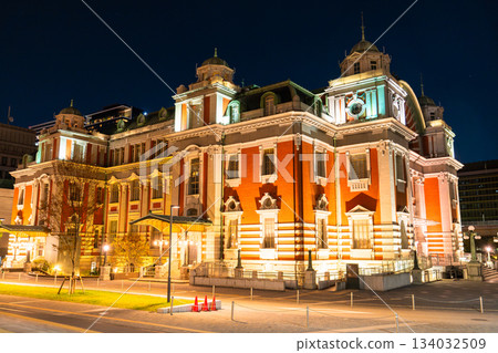 Osaka Prefecture: Night view of Osaka City Central Public Hall and Nakanoshima 134032509