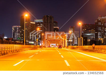 大阪府：從淀川眺望大阪市中心及梅田地區的夜景 134032568