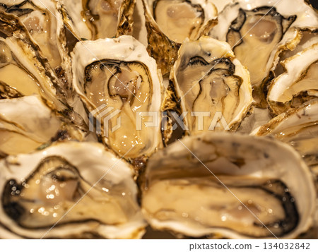 Extremely fresh! A plate full of raw oysters from Hiroshima 134032842