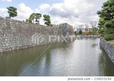 深秋時節的二條城,從西橋橋上眺望護城河,京都市中京區 深秋時節的二條城,從西橋橋上眺望護城河,京都市中京區 134033248