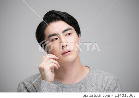 特寫鏡頭:一個沉思的男人抬頭望向天空,手裡提著一個灰色袋子。 特寫鏡頭:一個沉思的男人抬頭望向天空,手裡提著一個灰色袋子。 134033365