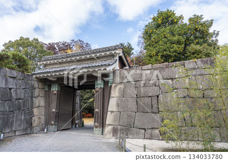 深秋的二條城：北中切門與橘子，京都市中京區 134033780