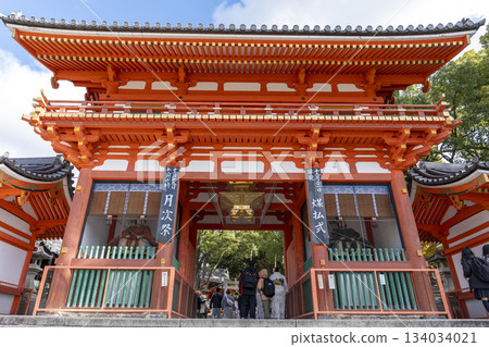 京都府京城八坂神社西塔門，秋末景色 134034021