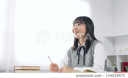 在課堂上上課的女學生 134034975