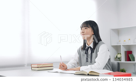 在課堂上上課的女學生 134034985