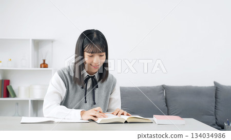 女學生在房間裡學習 134034986