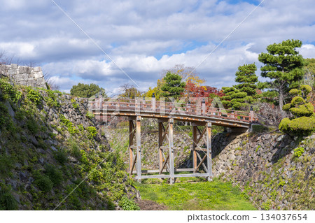 Koriyama Castle on a clear day, Gokuraku Bridge and autumn leaves (Yamatokoriyama City, Nara Prefecture) 134037654