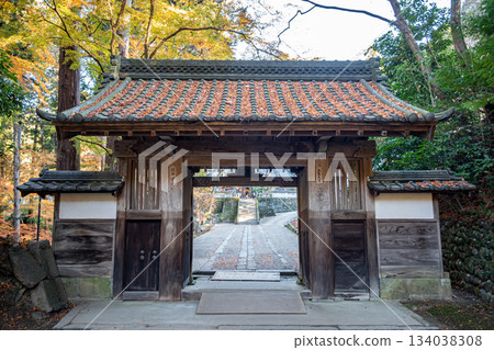 The mountain gate of Kosekiji Temple with beautiful autumn leaves 134038308